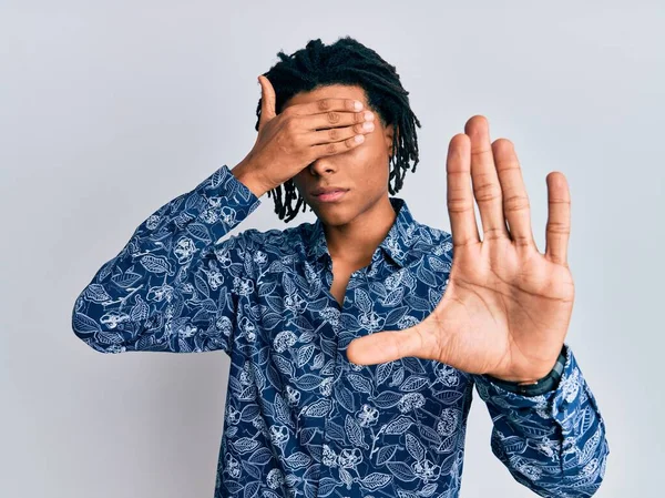 Jonge Afro Amerikaanse Man Draagt Een Shirt Van Stijl Die — Stockfoto