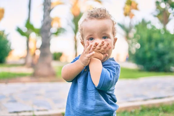 Triste Niño Poniendo Los Dedos Boca Tocando Las Encías Porque — Foto de Stock