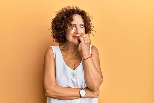 Bella Donna Matura Mezza Età Indossa Vestiti Casual Cercando Stressato — Foto Stock