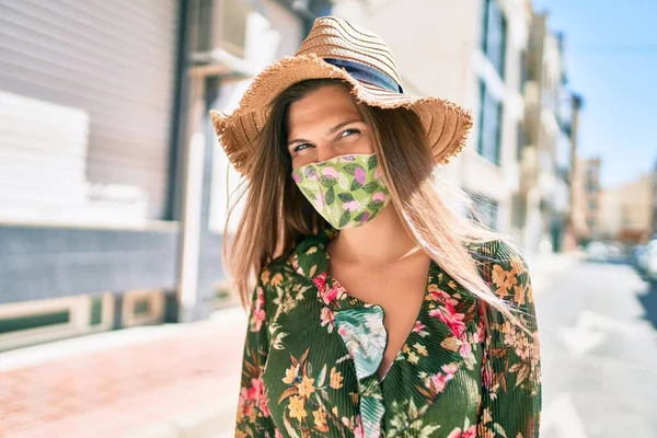 Όμορφη Καυκάσια Γυναίκα Έξω Μια Ηλιόλουστη Μέρα Φορώντας Μάσκα Ασφαλείας — Φωτογραφία Αρχείου