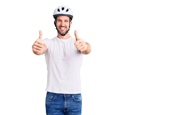 Joven Hombre Guapo Con Casco Bicicleta Que Aprueba Hacer Gesto — Foto de Stock