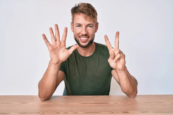 Ung Kaukasier Man Bär Casual Kläder Sitter Bordet Visar Och — Stockfoto