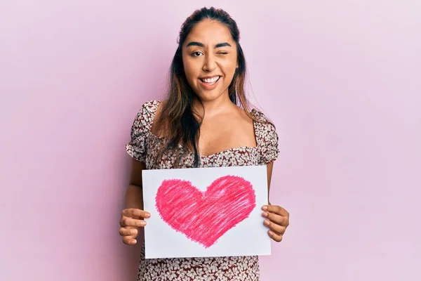 Jong Latijn Vrouw Met Hart Trekken Knipogen Naar Camera Met — Stockfoto