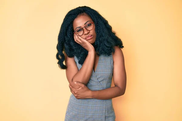 Hermosa Mujer Africana Con Vestido Negocios Gafas Pensando Que Cansada —  Fotos de Stock