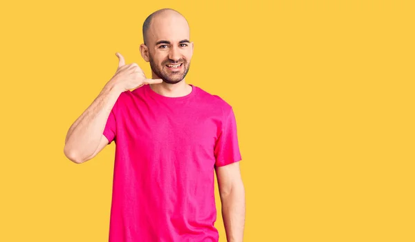 Joven Hombre Guapo Con Camiseta Casual Sonriendo Haciendo Gesto Teléfono —  Fotos de Stock