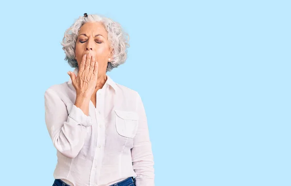 Oudere Grijsharige Vrouw Casual Kleding Verveelde Zich Gapen Moe Het — Stockfoto