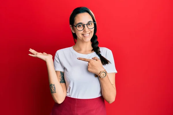 Jonge Spaanse Vrouw Draagt Professionele Serveerster Schort Verbaasd Glimlachend Naar — Stockfoto