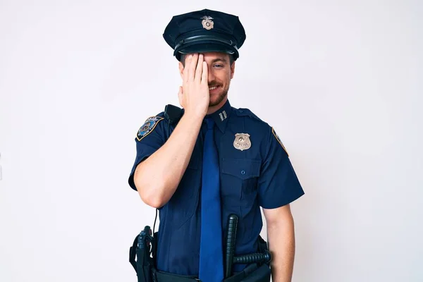 Jovem Caucasiano Vestindo Uniforme Policial Cobrindo Olho Com Mão Sorriso — Fotografia de Stock