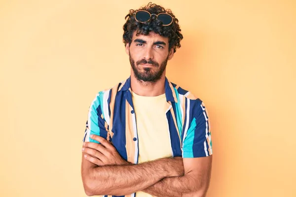 Joven Guapo Con Pelo Rizado Oso Con Camisa Verano Gafas —  Fotos de Stock