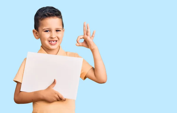 Pequeno Garoto Bonito Segurando Banner Papelão Com Espaço Branco Fazendo — Fotografia de Stock