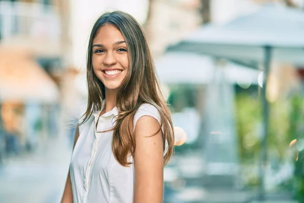 Bela Menina Adolescente Latina Sorrindo Feliz Cidade — Fotografia de Stock
