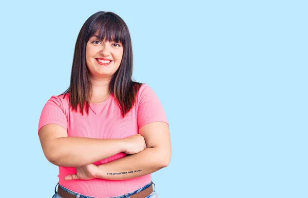 Joven Mujer Talla Grande Vistiendo Ropa Casual Cara Feliz Sonriendo — Foto de Stock