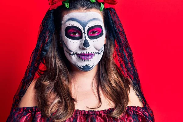 Jovem Mulher Vestindo Dia Traje Morto Sobre Vermelho Com Sorriso — Fotografia de Stock