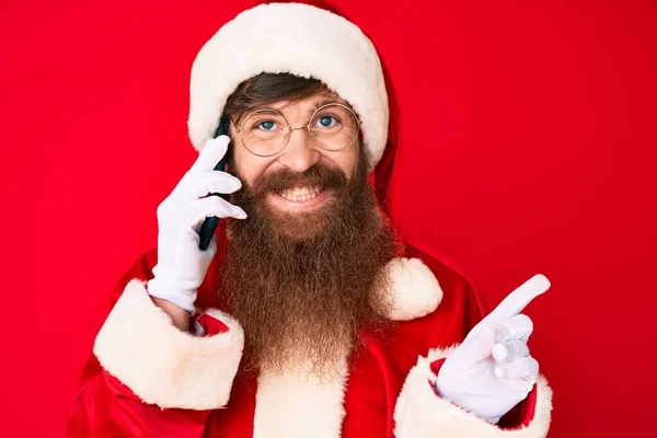 Snygg Ung Röd Huvud Man Med Långt Skägg Bär Santa — Stockfoto