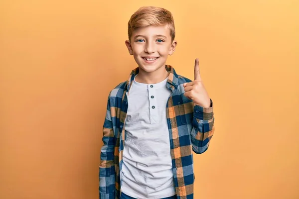 Pequeño Chico Caucásico Usando Ropa Casual Apuntando Con Dedo Hacia — Foto de Stock