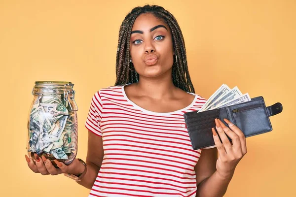 Jeune Femme Afro Américaine Avec Des Tresses Avec Pot Épargne — Photo