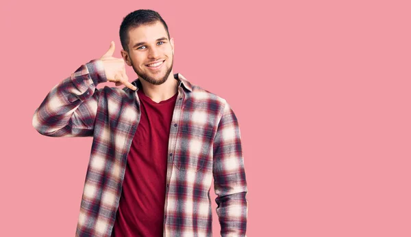 Joven Hombre Guapo Con Camisa Casual Sonriendo Haciendo Gesto Teléfono —  Fotos de Stock