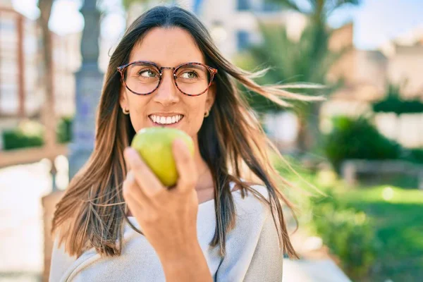 Junge Kaukasierin Lächelt Glücklich Und Isst Grünen Apfel Der Stadt — Stockfoto