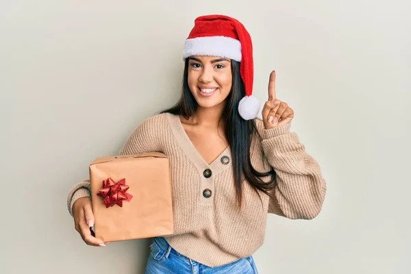 Jeune Belle Fille Hispanique Portant Chapeau Noël Tenant Cadeau Souriant — Photo