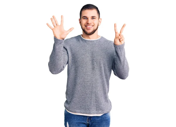 Młody Przystojny Mężczyzna Ubrany Luźny Sweter Pokazując Wskazując Palcami Numer — Zdjęcie stockowe