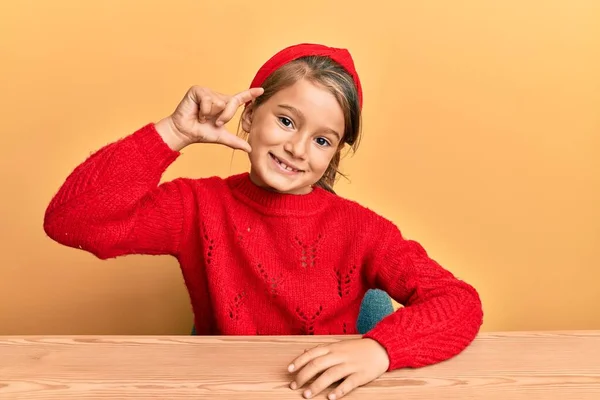 Klein Mooi Meisje Draagt Casual Kleren Zitten Tafel Glimlachend Zelfverzekerd — Stockfoto