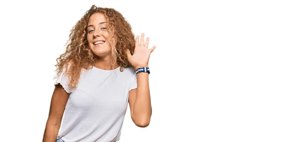 Mooi Kaukasisch Tiener Meisje Dragen Casual Wit Tshirt Afzien Van — Stockfoto