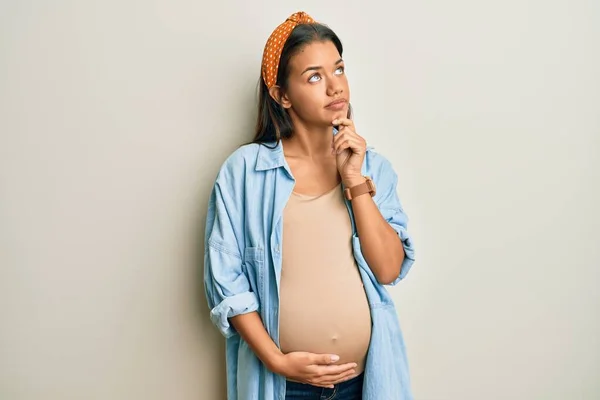 Mooie Latijns Amerikaanse Vrouw Die Een Baby Verwacht Die Een — Stockfoto