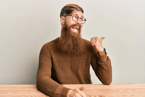 Ung Rødhåret Mann Med Klær Briller Sittende Bordet Med Tommelen – stockfoto