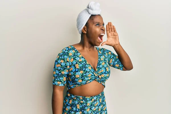 Mladá Africká Žena Turbanu Vlasy Africkém Stylu Křičí Křičí Hlasitě — Stock fotografie