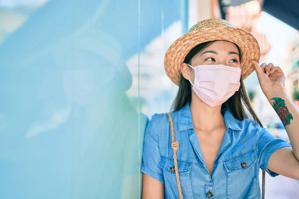 Νεαρή Κινέζα Τουρίστρια Που Φοράει Ιατρική Μάσκα Στο Δρόμο Της — Φωτογραφία Αρχείου