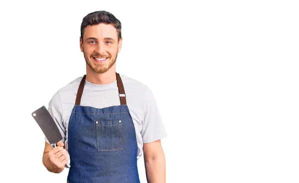 Joven Guapo Con Oso Usando Delantal Profesional Sosteniendo Cuchillo Que — Foto de Stock