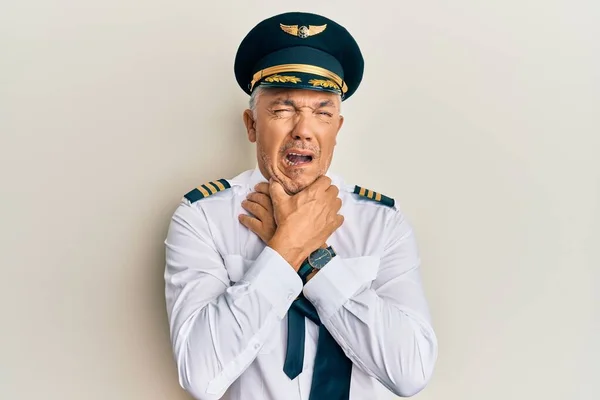 Schöner Mann Mittleren Alters Flugzeugpilotenuniform Schreit Ersticken Weil Schmerzhafte Würgen — Stockfoto