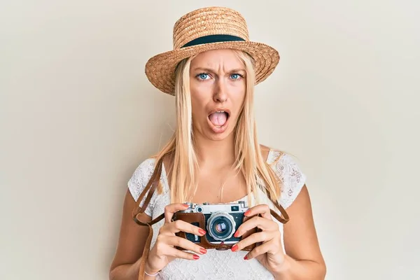 Junges Blondes Mädchen Mit Sommermütze Kamera Schockgesicht Skeptisch Und Sarkastisch — Stockfoto