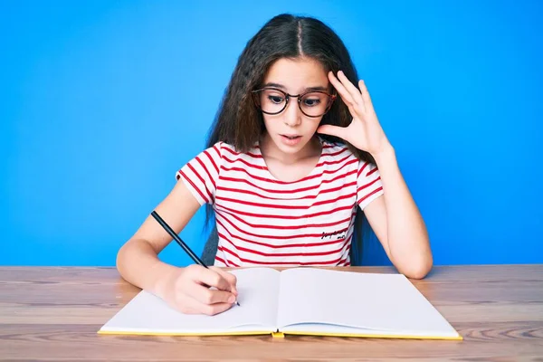 Bonito Menina Hispânica Sentada Mesa Escrevendo Livro Estressado Frustrado Com — Fotografia de Stock