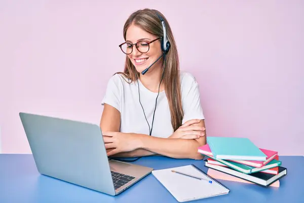 Menina Loira Usando Fone Ouvido Operador Escritório Call Center Rosto — Fotografia de Stock