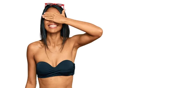 Jeune Femme Afro Américaine Portant Bikini Souriant Riant Main Sur — Photo
