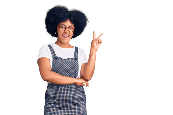 Молода Афроамериканська Дівчина Повсякденному Одязі Посміхається Щасливим Обличчям Підморгується Перед — стокове фото