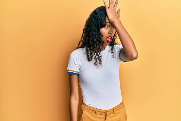 Ung Afrikansk Amerikansk Flicka Bär Casual Kläder Överraskad Med Hand — Stockfoto