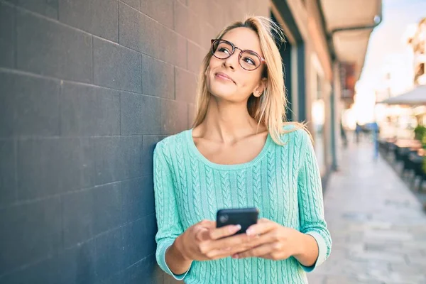 Mujer Rubia Joven Sonriendo Feliz Usando Teléfono Inteligente Ciudad — Foto de Stock