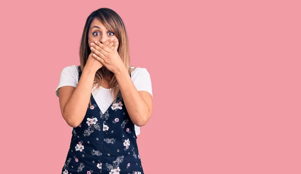 Jovem Mulher Bonita Vestindo Vestido Floral Casual Chocou Cobrindo Boca — Fotografia de Stock