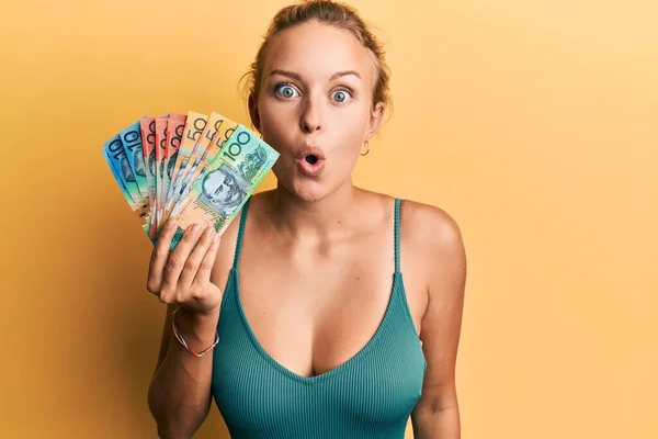 Vacker Kaukasiska Kvinna Som Håller Kanadensiska Dollar Rädd Och Förvånad — Stockfoto