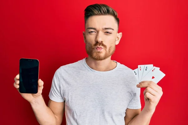 Homem Ruivo Jovem Segurando Smartphone Cartão Casino Olhando Para Câmera — Fotografia de Stock