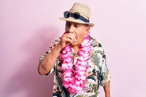 Starší Pohledný Šedovlasý Muž Dovolené Sobě Letní Vzhled Havajskými Květinami — Stock fotografie