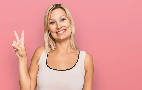 Middelbare Leeftijd Blanke Vrouw Draagt Casual Kleding Glimlachend Kijkend Naar — Stockfoto