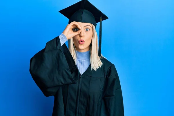 Krásná Blondýnka Maturitní Čepicí Slavnostním Županem Dělá Pořádku Gesto Šokované — Stock fotografie