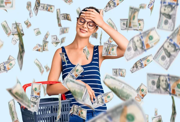 Jovem Mulher Bonita Segurando Supermercado Cesta Compras Estressado Frustrado Com — Fotografia de Stock