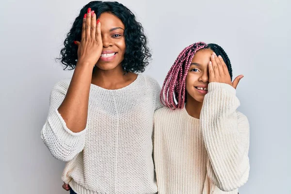 Schöne Afrikanisch Amerikanische Mutter Und Tochter Tragen Lässige Kleidung Und — Stockfoto