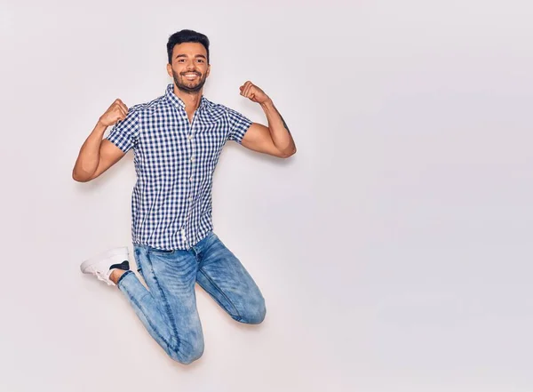 Homem Hispânico Bonito Jovem Vestindo Roupas Casuais Sorrindo Feliz Saltando — Fotografia de Stock