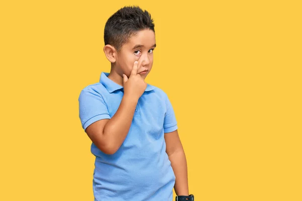 Mały Latynoski Dzieciak Ubraniu Wskazującym Oko Twój Gest Podejrzany Wyraz — Zdjęcie stockowe