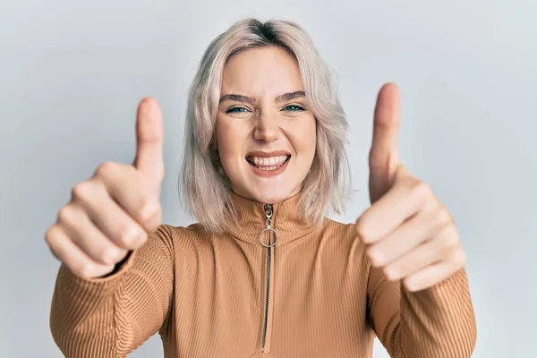 Ung Blond Flicka Bär Casual Kläder Godkänner Gör Positiv Gest — Stockfoto